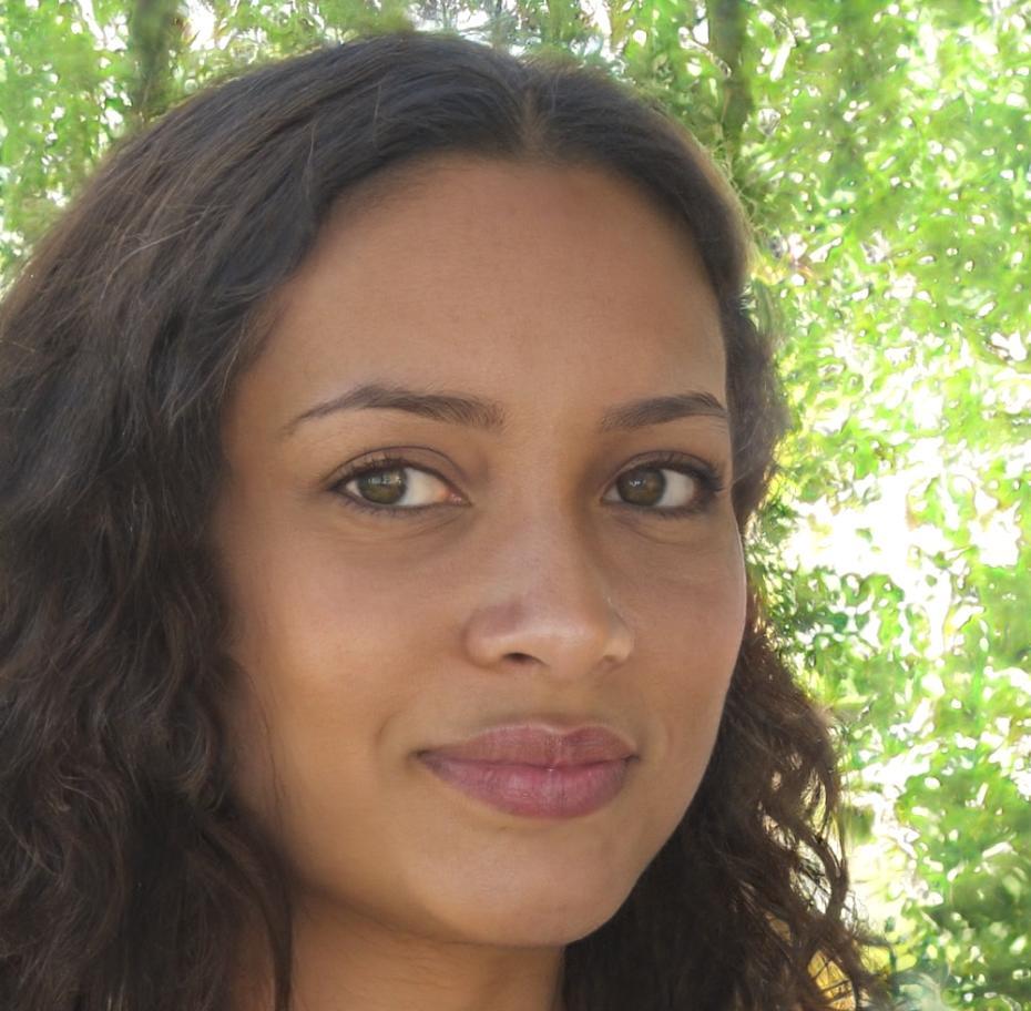 Valentina Herrera, analista financiera senior