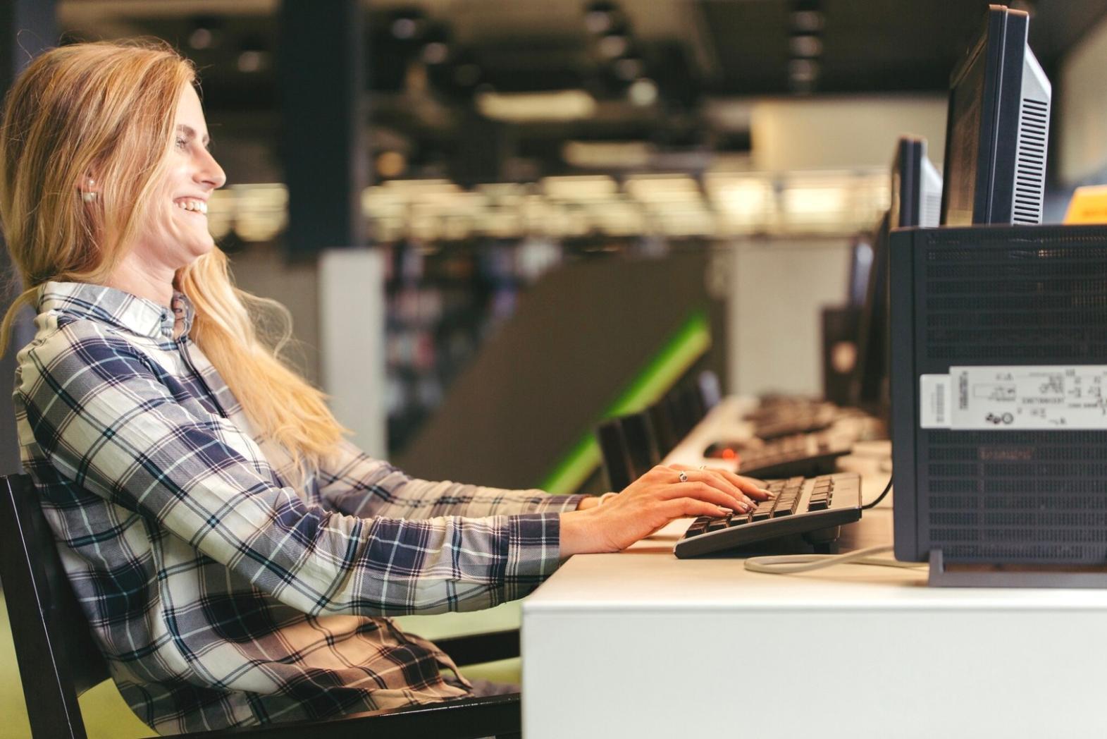 Profesionales trabajando en estrategias financieras adaptables
