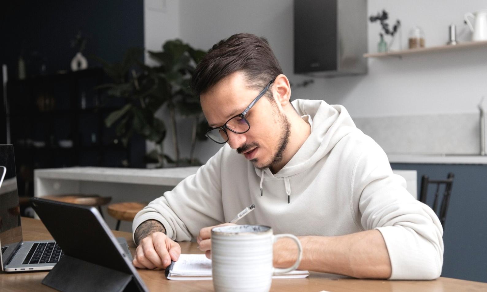 Profesional implementando estrategias de comunicación financiera