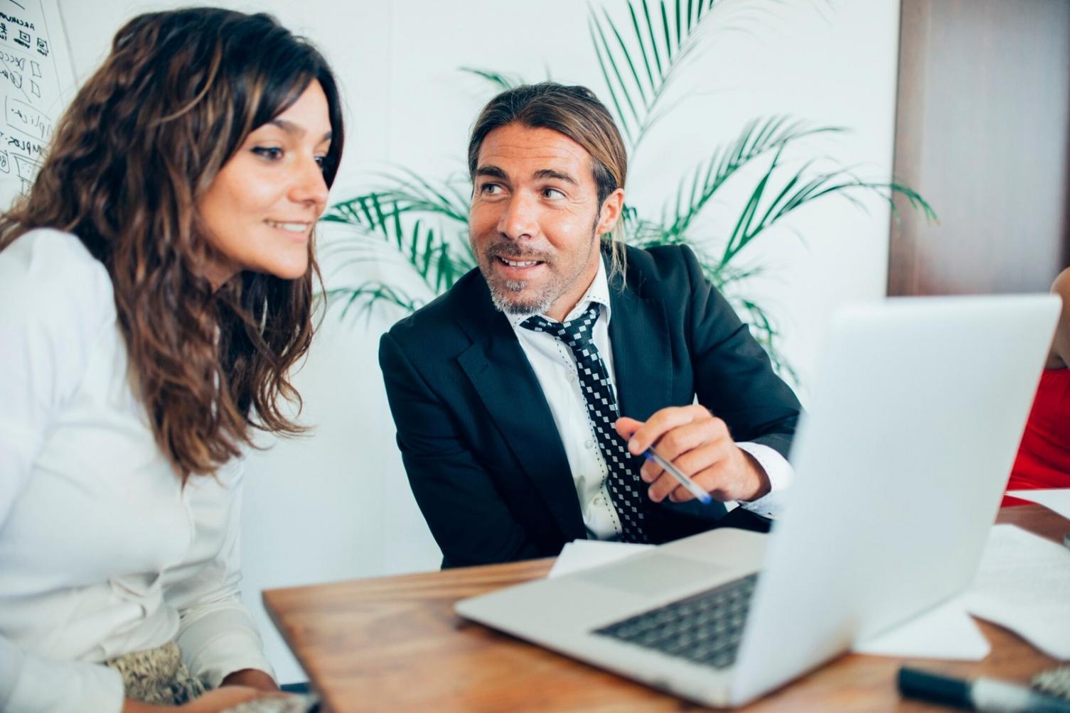 Equipo de trabajo colaborando en análisis financiero