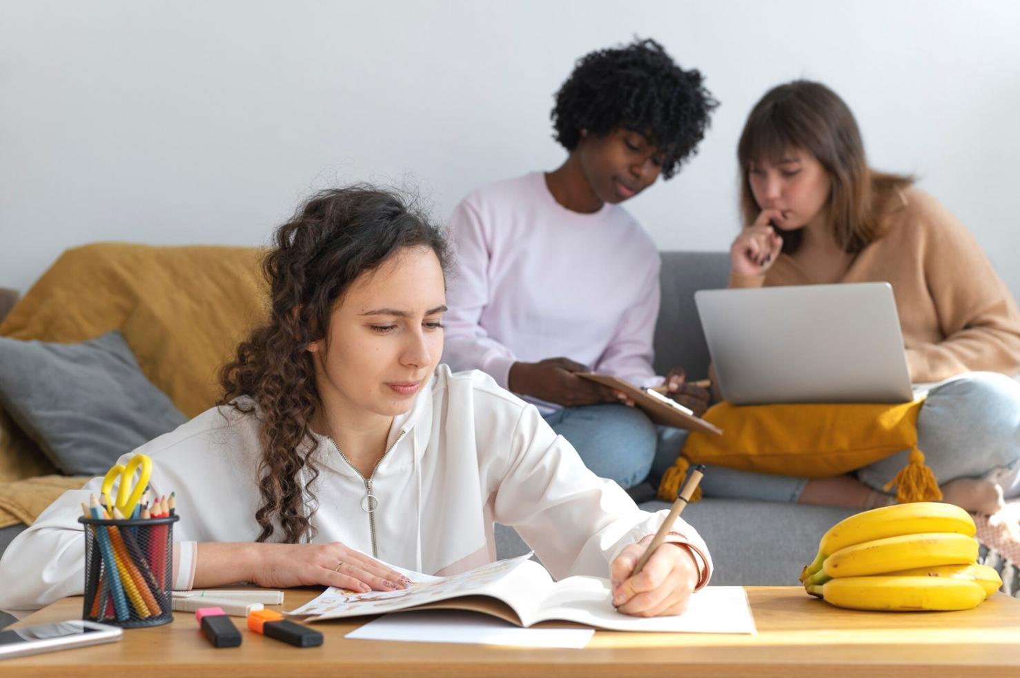 Estudiantes trabajando en análisis financiero