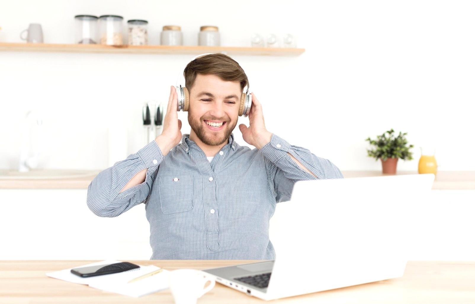 Profesional analizando datos financieros